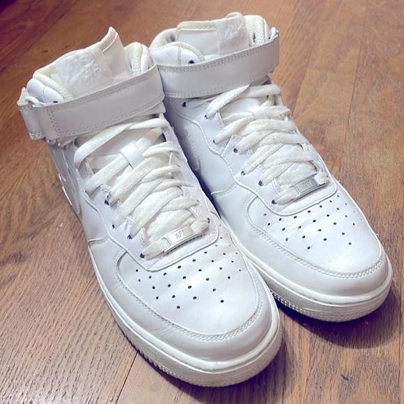 Nike Air Force 1’s 07 - Picture 3 of 5